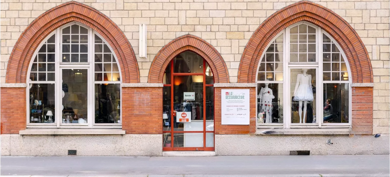 les vitrines de la ressourcerie avec des arches en briques