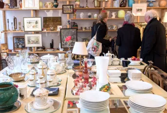 un table avec des objets entreposés dans une boutique