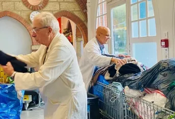 deux bénévoles qui trient des vêtements