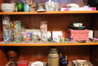 une étagère pleine de vaisselles