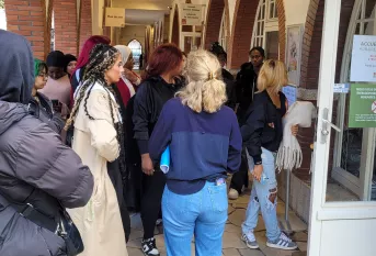 groupe de jeunes devant la Ressourcerie