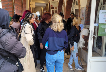 groupe de jeunes devant la Ressourcerie