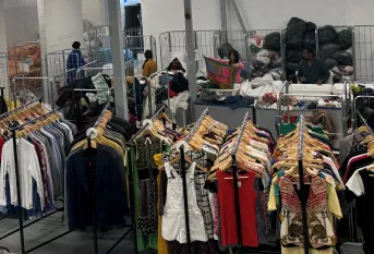 portants avec des vêtements