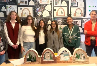 photo de jeunes devant leurs maquettes