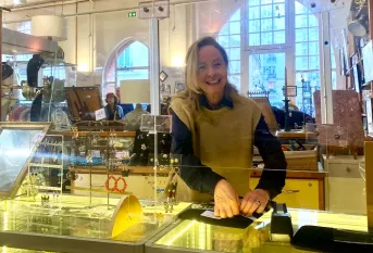 bénévole qui vend des bijoux