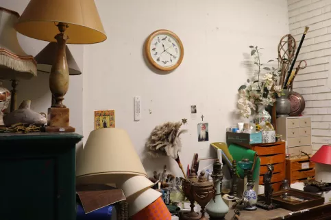 un table avec des objets entreposés