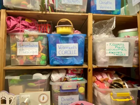 des caisses en plastiques empilées contenant des jouets