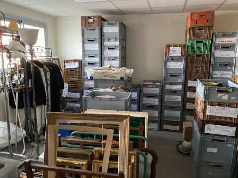 Des caisses empilées et du stockage d'objet