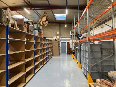 rayonnage et stockage d'objets dans un entrepôt