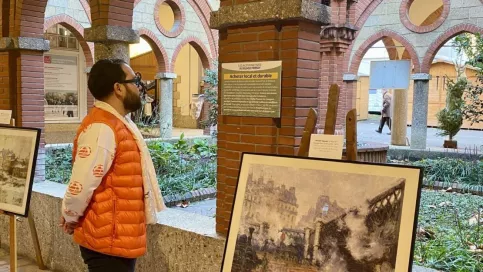 un usager lisant les encarts sur le Green Friday