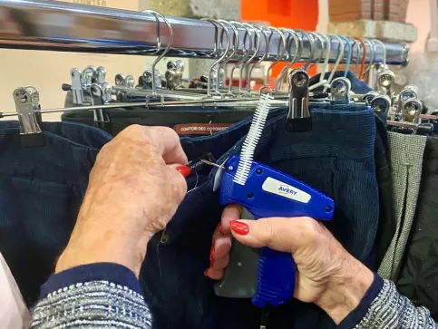 bénévole étiquetant un vêtement