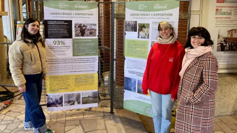 3 femmes posant devant un panneau explicatif