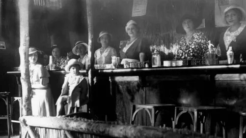 Photo en noir et blanc datant des année 50 dans un salon de thé