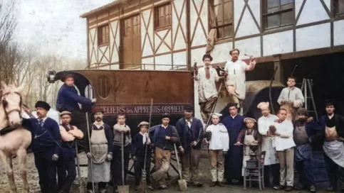 Photo des premiers apprentis d'Auteuil avec la charrette de l'Abbée Roussel