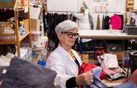 Bénévole de la Ressourcerie en train de trier des vêtements