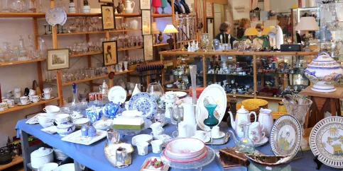 une table avec des objets et des étagères