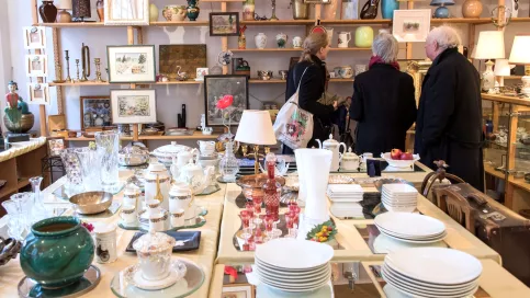 un table avec des objets entreposés dans une boutique