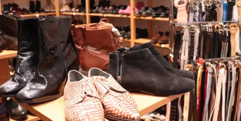une étale et des étagères avec des chaussures