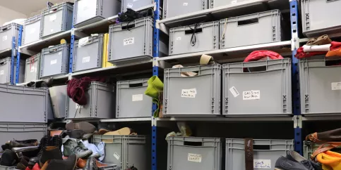 Des caisses empilées et du stockage d'objet