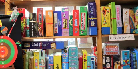 une étagère avec des jeux