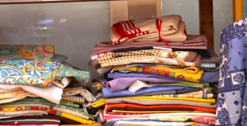 une étagère avec des torchons pliés