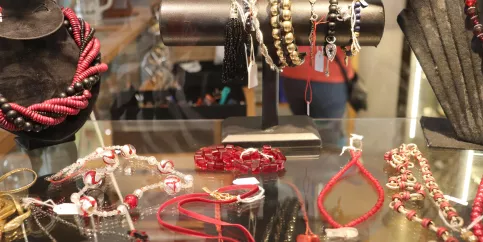 une vitrine avec des bijoux exposés