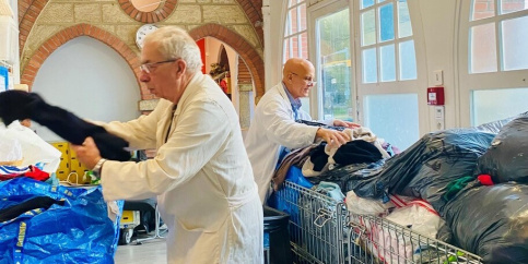 deux bénévoles qui trient des vêtements