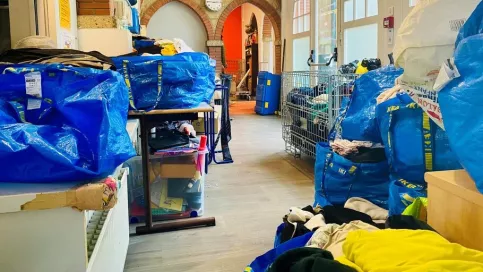 Une pièce remplis de sac de vêtements