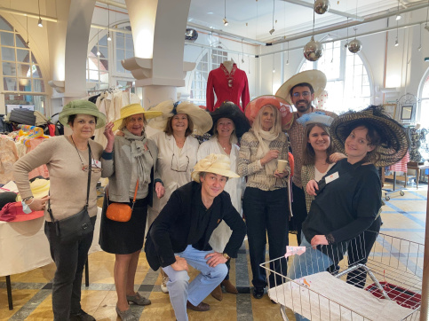 des bénévoles pause avec des chapeaux