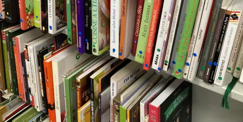 une étagère avec des livres