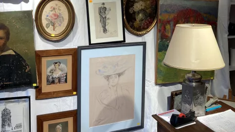 mur rempli de tableaux