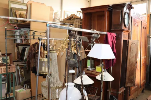des lampes et des meubles