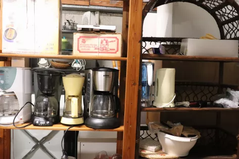 une étagère avec de l'éléctroménager