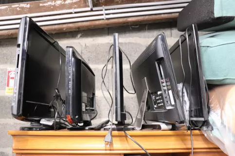 une étagère avec des écrans