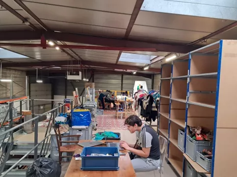 un jeune travaillant dans un hangar