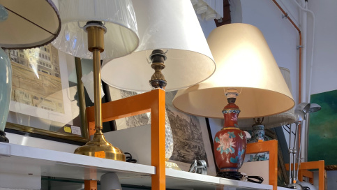 étagère avec des lampes exposées