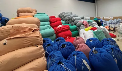 sac de vêtements entreposés dans un hangar