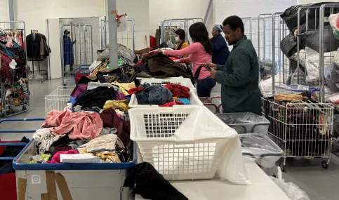 Des personnes qui trient des vêtements