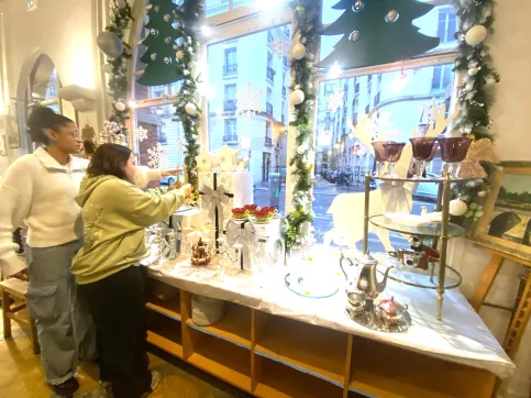 des jeunes installent la vitrine de Noël
