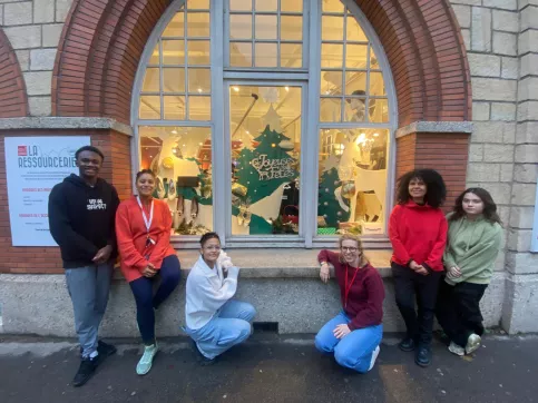 photo de groupe des élèves marchandisage devant la vitrine