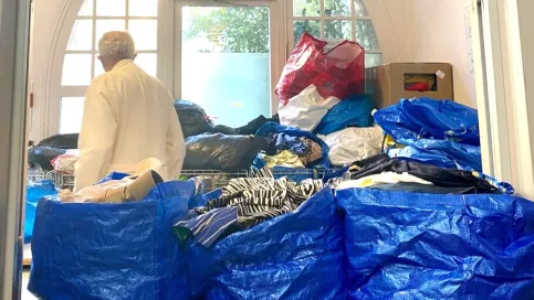 des sacs de vêtements sur une étagère