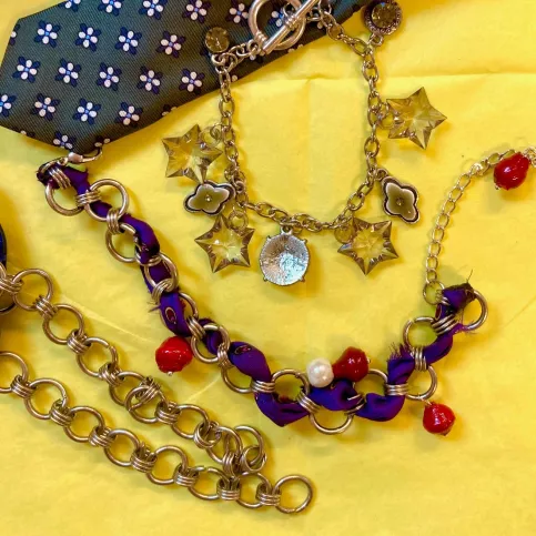 bijoux avec breloques et une cravate