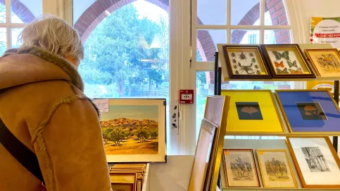 un client regarde des tableaux