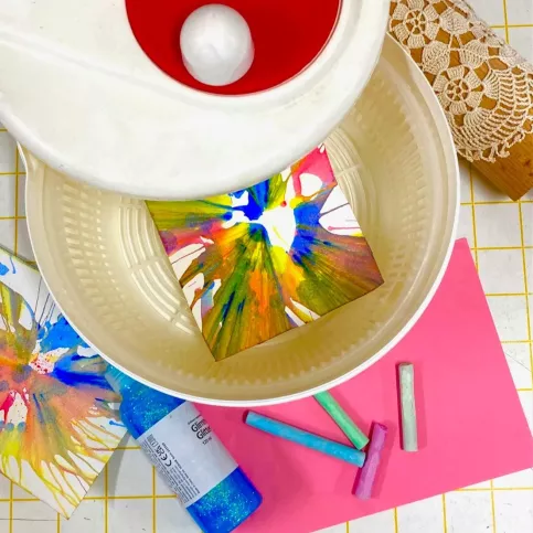 un atelier avec de la peinture