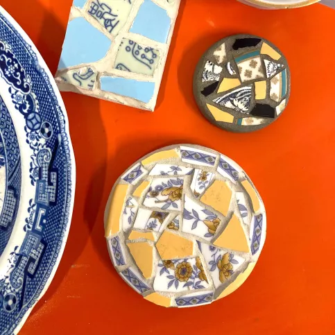 Illustration atelier en mosaïque en assiette cassée