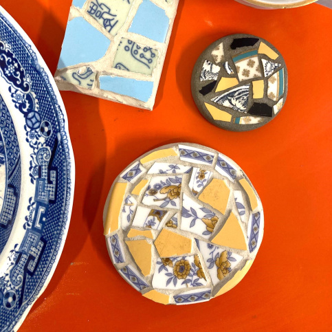 Illustration atelier en mosaïque en assiette cassée