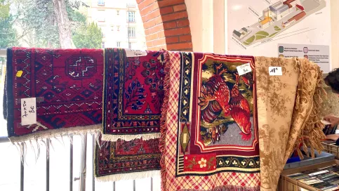 des tapis exposés sur un portant