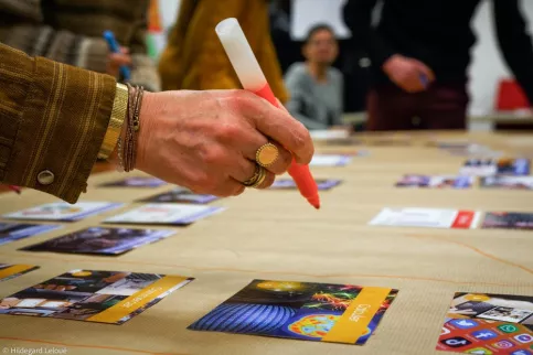 des personnes qui participent à la fresque