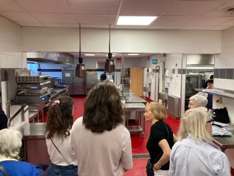 groupe de bénévoles visitant une cuisine professionnelle