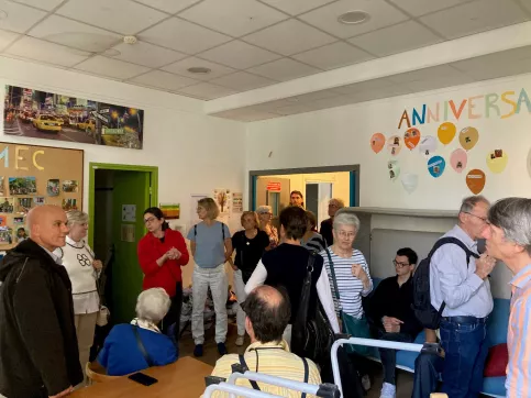 groupe de bénévoles visitant la pièce à vivre de la MECS